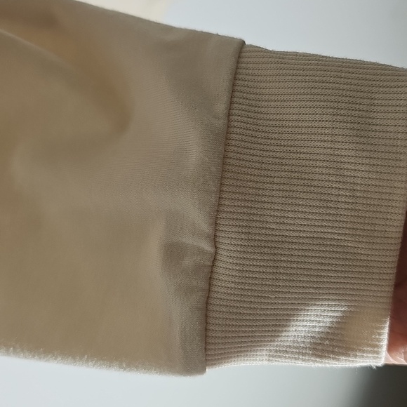 Crown‎ & Ivy Lip Print Cream Long Sleeve Top. Size XL. EXCELENT Condition - Picture 3 of 8